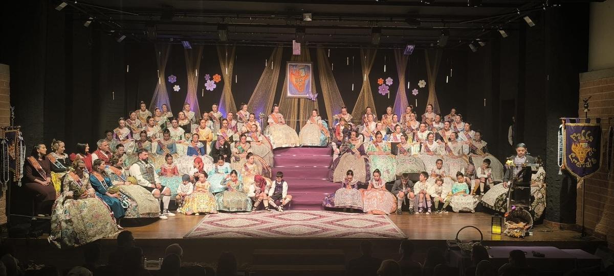 Foto de familia de la comisión de la falla Els Cremats, encima del escenario.