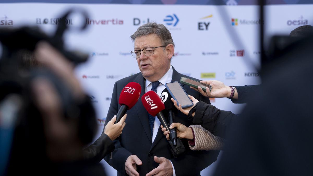 El president de la Generalitat valenciana, Ximo Puig, atén mitjans durant la tercera jornada de la tercera edició del fòrum “Wake Up, Spain!”, a Casa d’Amèrica, el 29 de març de 2023, a Madrid (Espanya)