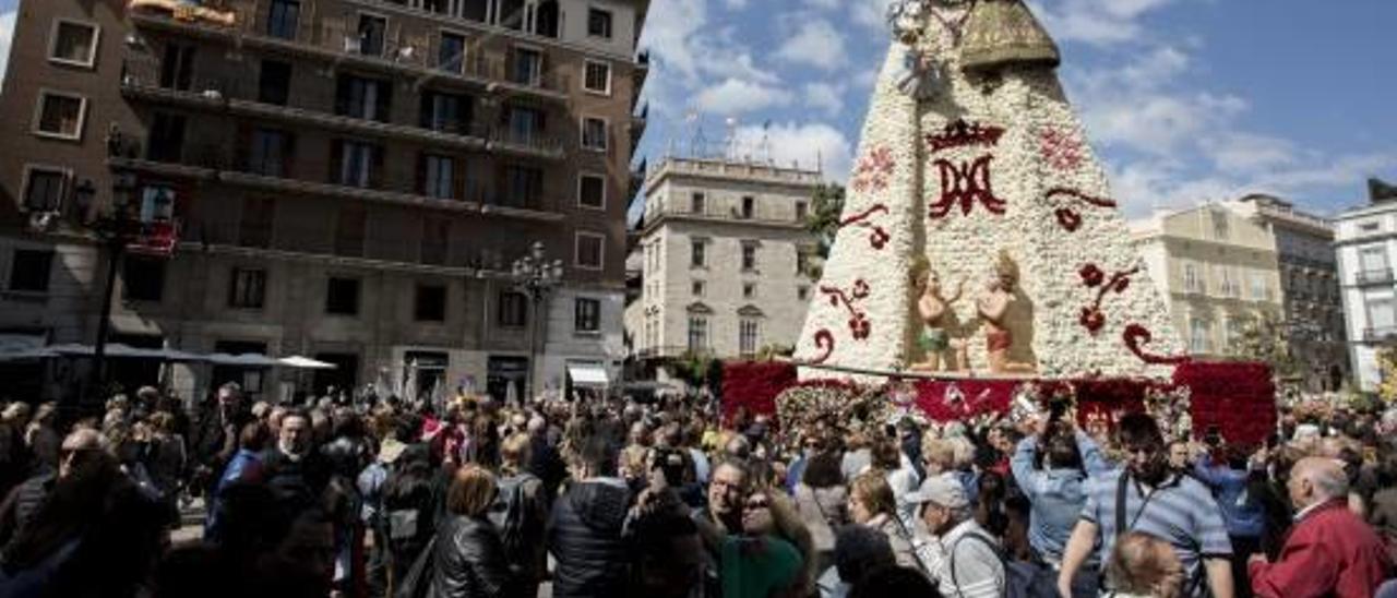 Llenazo en la plaza de la Virgen para ver la imagen