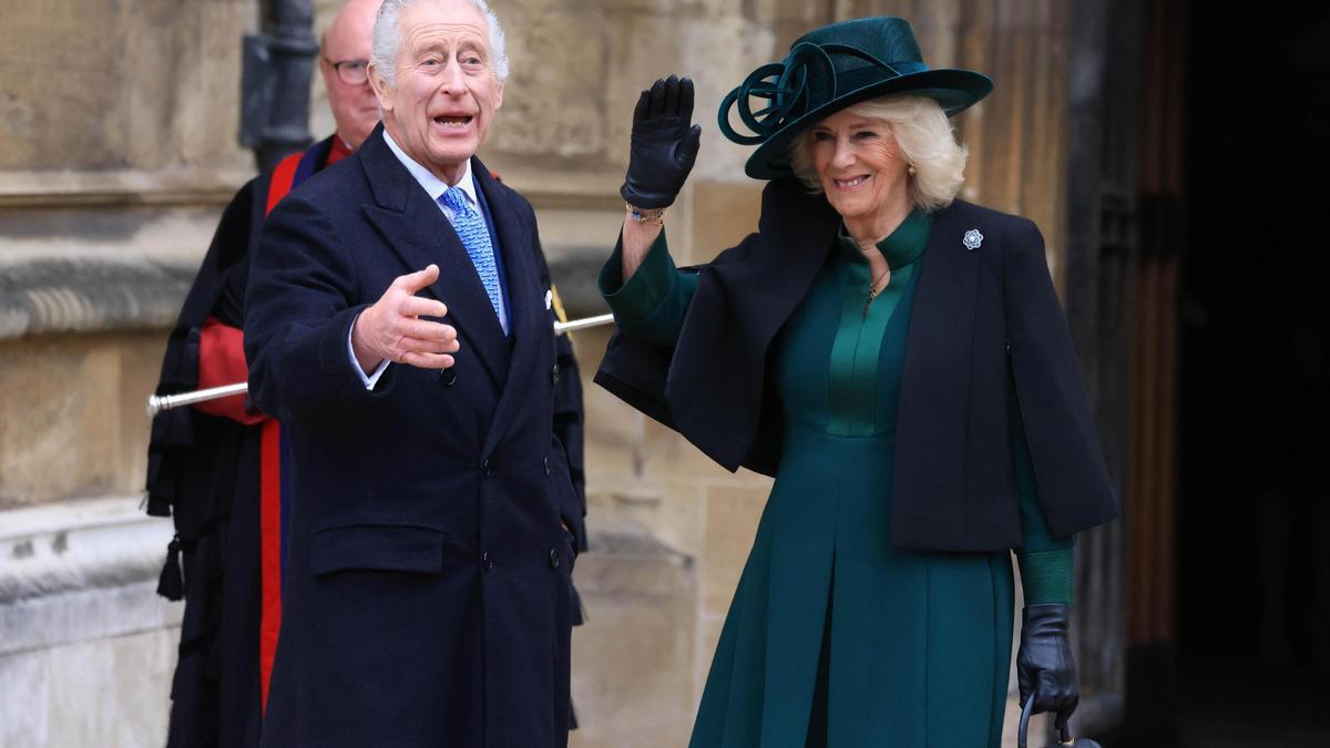 El rey Carlos III de Inglaterra y la reina Camila, a su llegada al servicio religioso de Pascua que se celebra en la capilla de San Jorge, en el castillo de Windsor