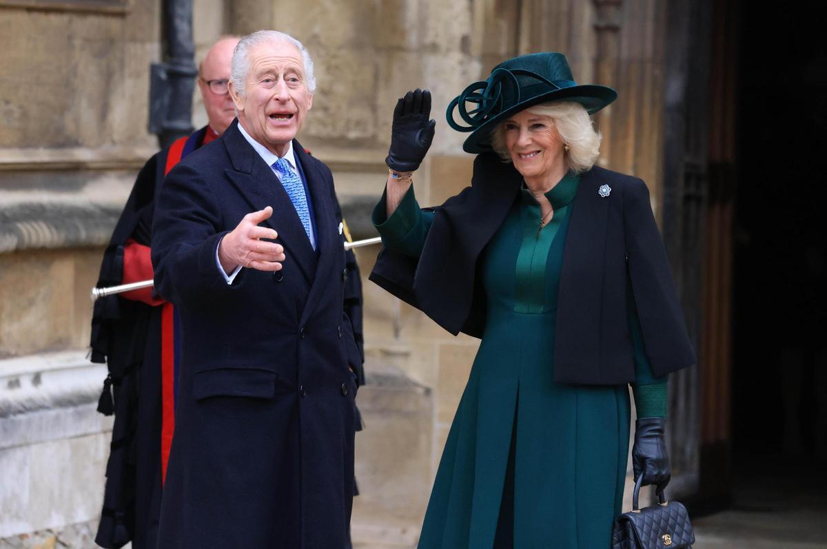El rey Carlos III de Inglaterra y la reina Camila, a su llegada al servicio religioso de Pascua que se celebra en la capilla de San Jorge, en el castillo de Windsor