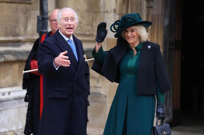 El rey Carlos III de Inglaterra y la reina Camila, a su llegada al servicio religioso de Pascua que se celebra en la capilla de San Jorge, en el castillo de Windsor