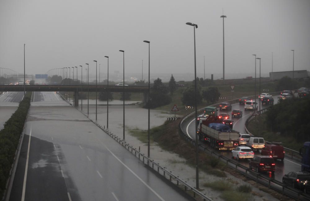 La pista de Silla, inundada por las fuertes lluvias.
