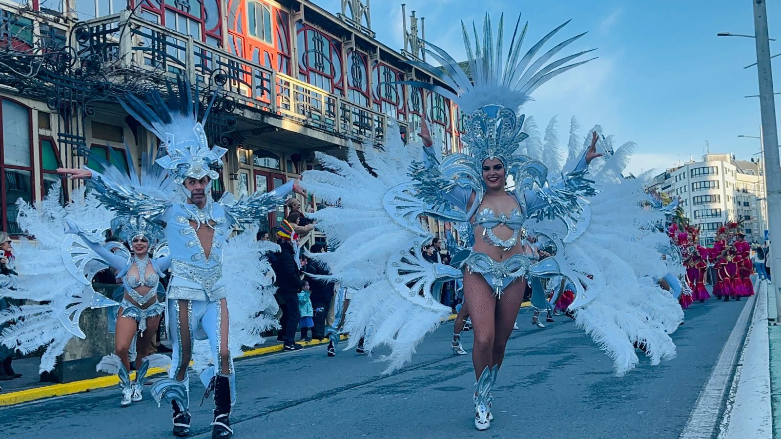 Carnaval 2023: Las comparsas llenan de color el centro de Sada