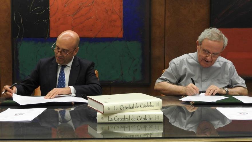 La Fundación Cajasur dona 21.000 libros de temática religiosa al Cabildo Catedral de Córdoba suscriben un acuerdo de colaboración
