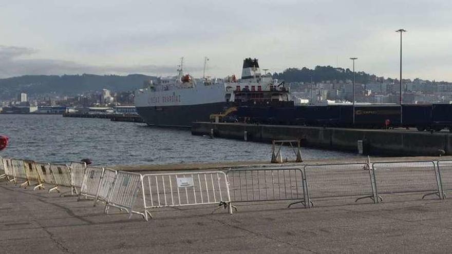 La &quot;Rampa 4&quot; de la terminal de vehículos de Bouzas permaneció vallada dos meses para reforzar el firme tras sufrir un desprendimiento. // FdV