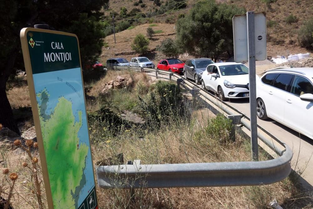 Vehicles mal aparcats i col·lapse als accessos al Cap de Creus