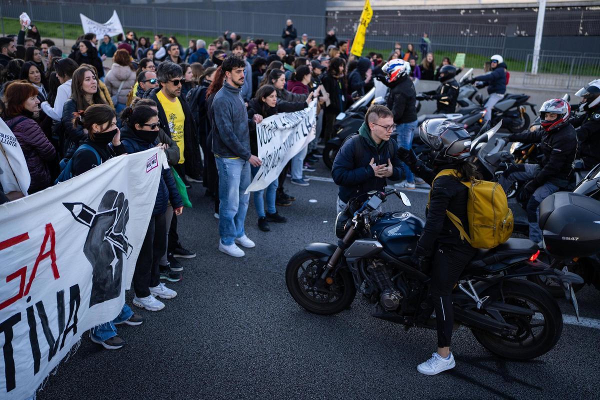 La protesta de profesores corta la B-20 a la altura de Finestrelles