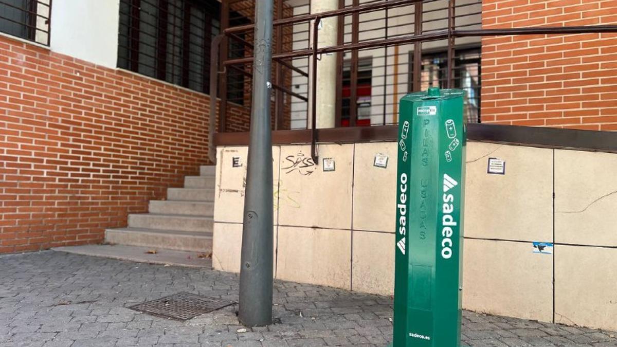 Uno de los contenedores de pilas instalados en la ciudad.