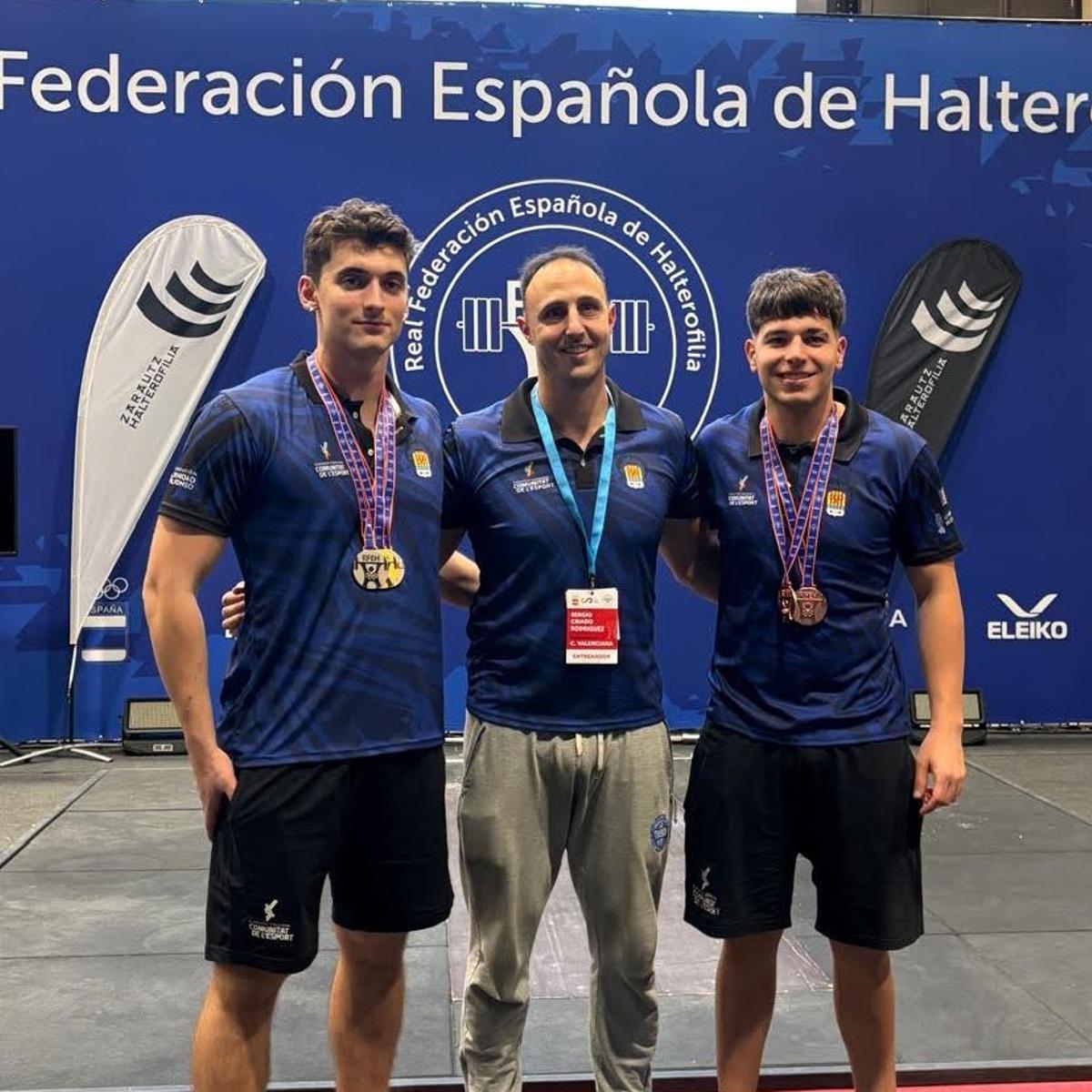 Iago y Pablo con el entrenador.