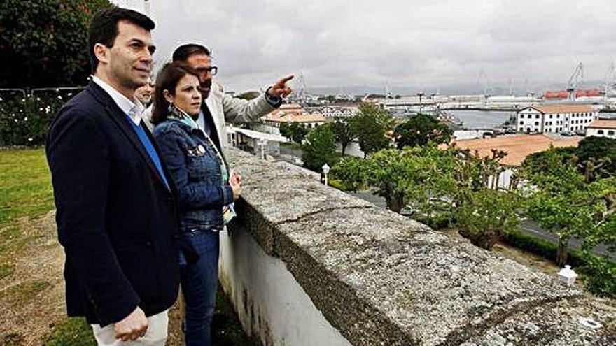 Caballero, Adriana Lastra e o candidato socialista por Ferrol.