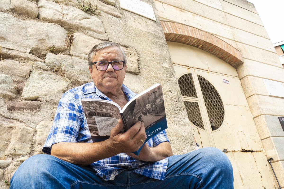 Francesc Comas, amb un exemplar del llibre "Manresa, espais perduts"