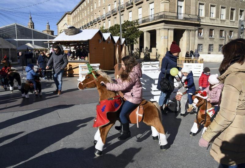 Ambiente navideño en la Plaza del Pilar