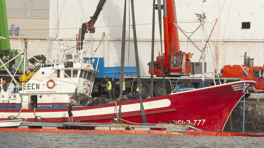 Reflotado el atunero ‘Monte Arballu’, hundido en el puerto