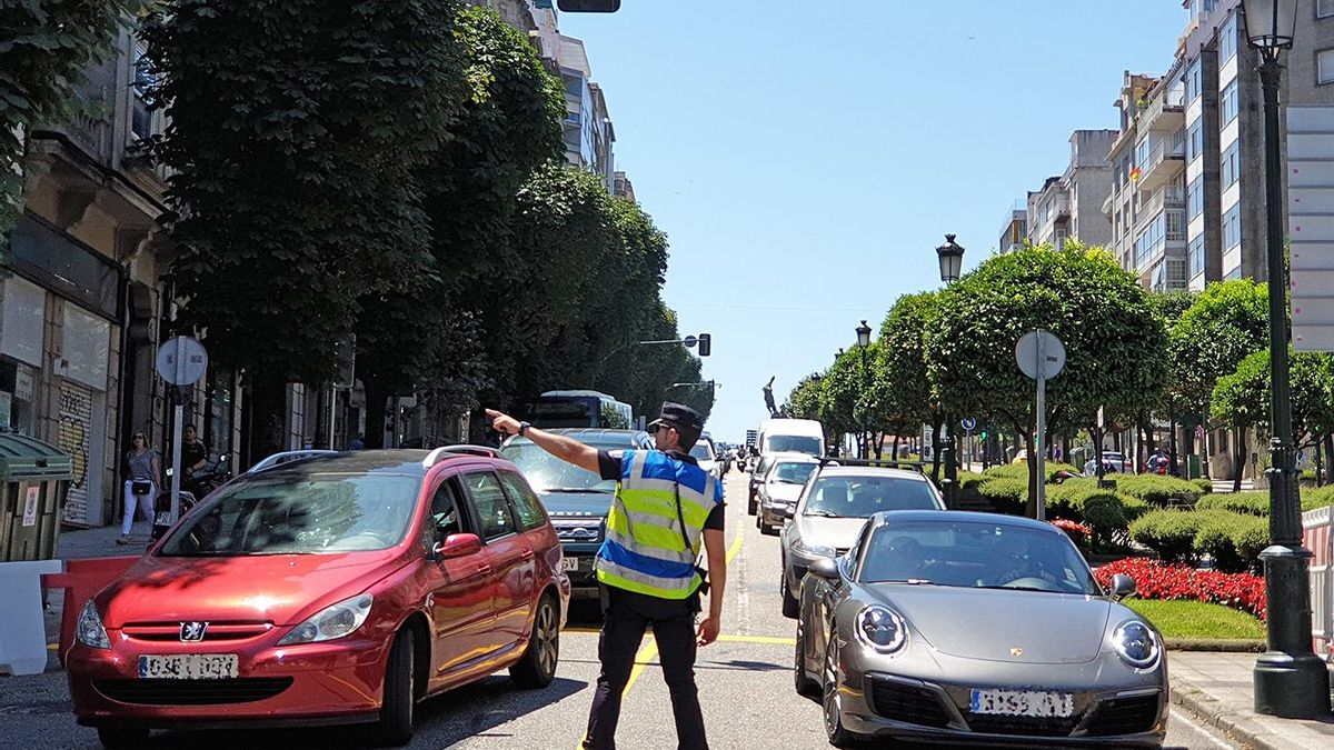 Un policía regula el tráfico en la Gran Vía, en una imagen de archivo