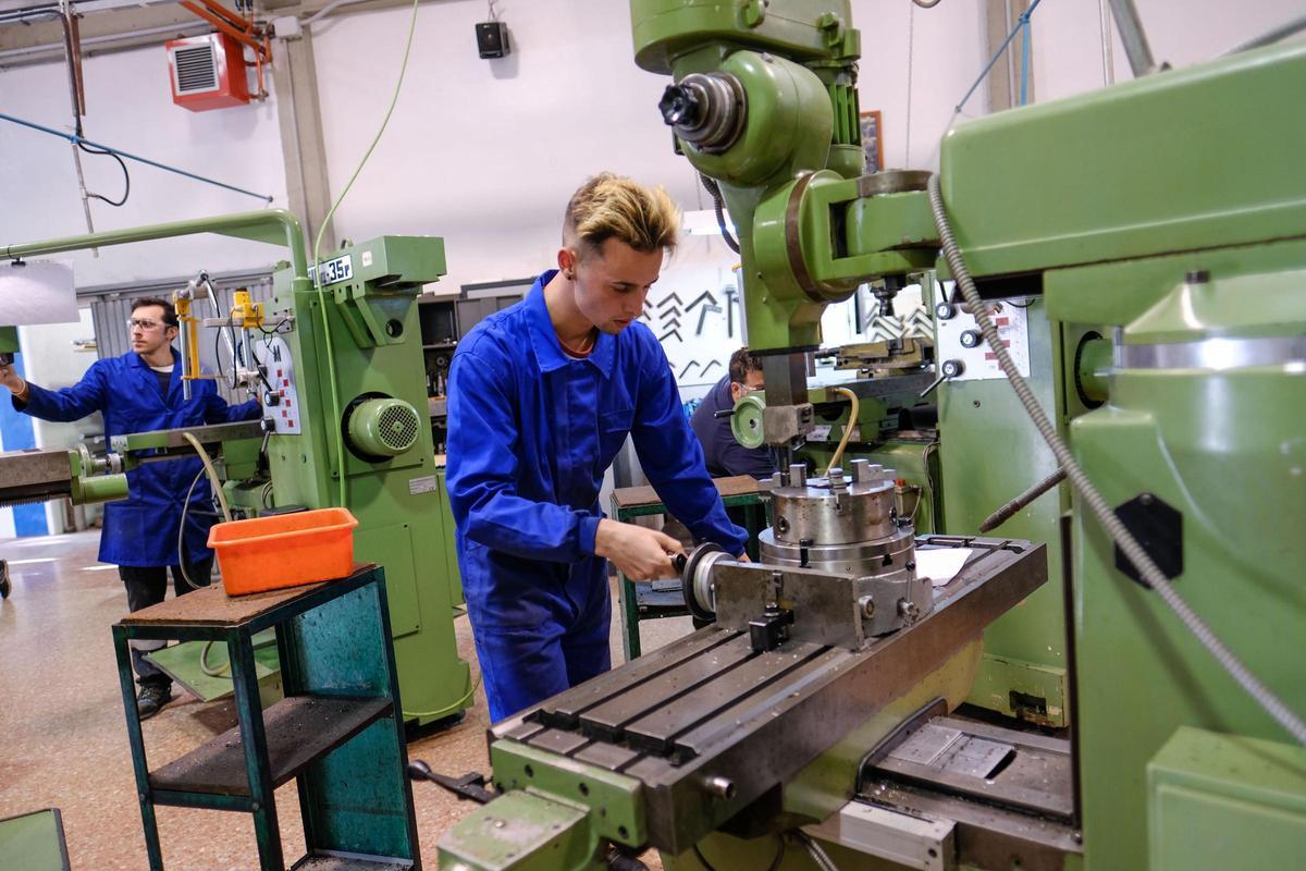 Alumnos de un ciclo formativo industrial en el instituto Cavanilles de Alicante.