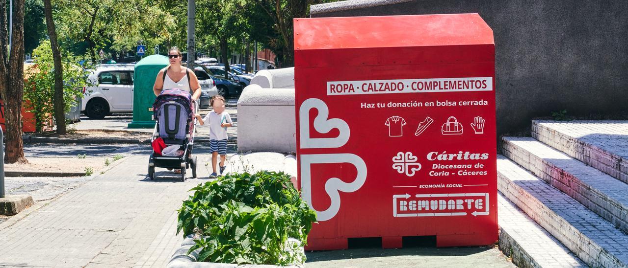Un contenedor de Cáritas para la recogida de ropa en una avenida de Cáceres.
