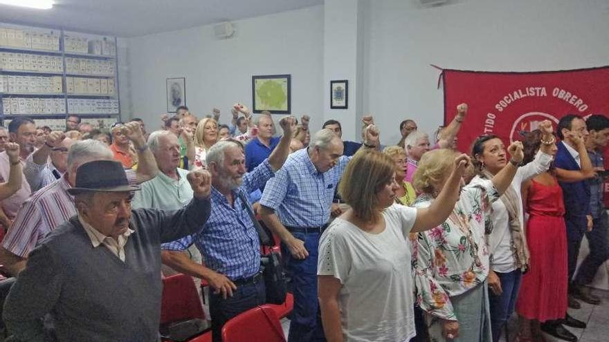 Los afiliados, cantando ayer &quot;La Internacional&quot;, en la Casa del Pueblo de la Pola.