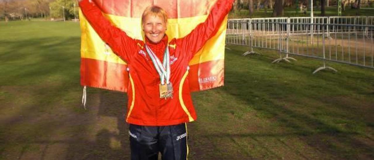 Teresa Ruzafa con la bandera de España y las tres medallas conseguidas en el Campeonato de Europa de Budapest en 2014.