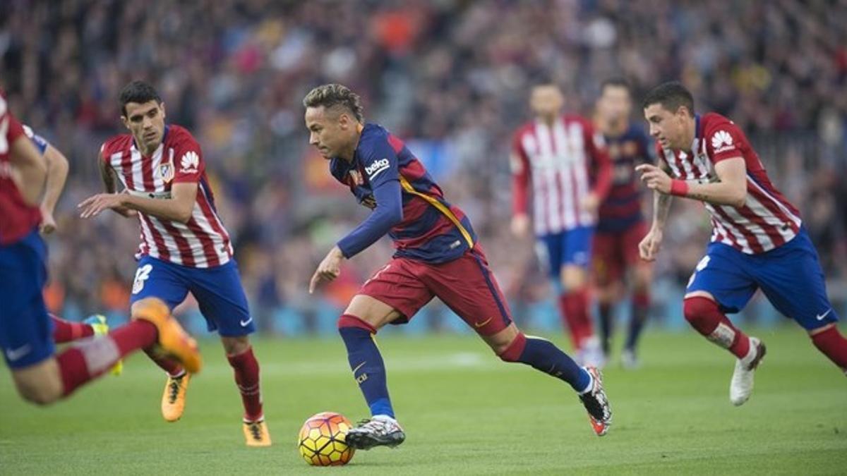 Neymar conduce el ataque azulgrana durante el partido de liga entre el Barcelona y el Atlético de Madrid.