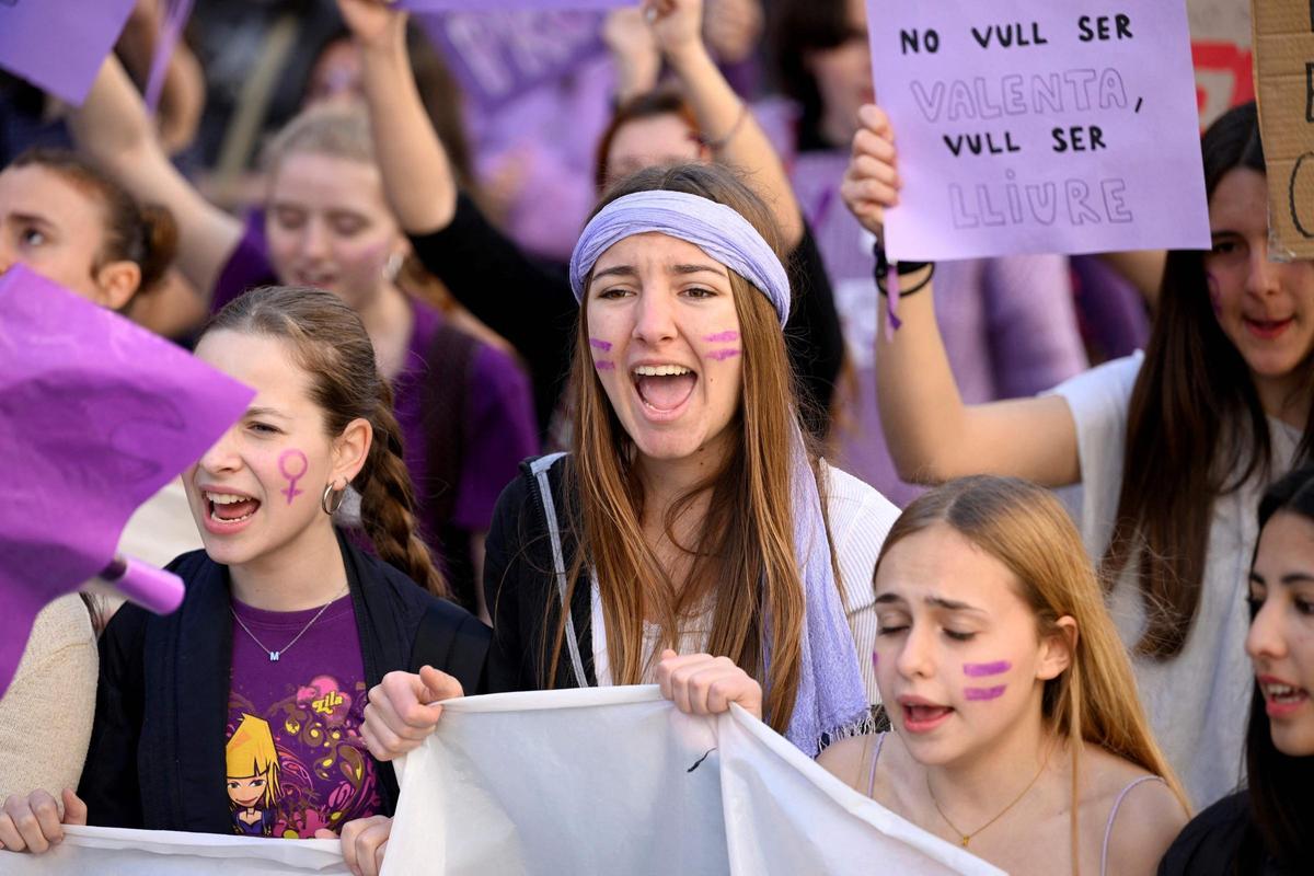 Estudiantes se manifiestan en Barcelona por el 8M