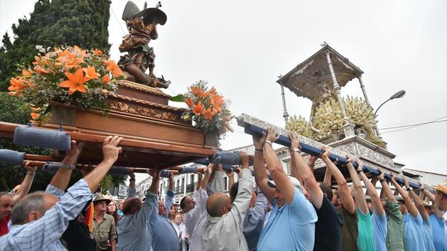 Los jarotes acompañan a la Virgen de Luna en el regreso a su ermita