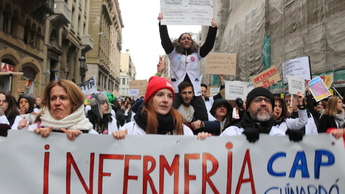 Manifestants sostenent una pancarta en la protesta que professionals de la salut han dut a terme aquest dimarts a Barcelona