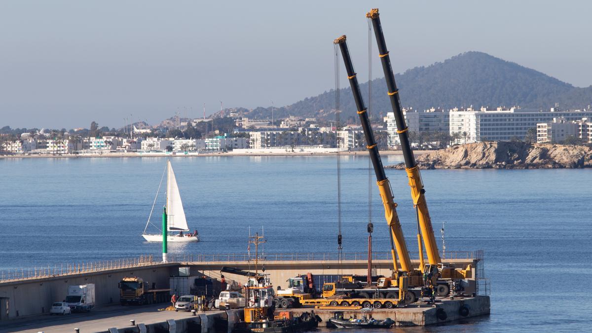 Reflotado el pesquero 'Charpat Segundo', hundido en el puerto de Ibiza.