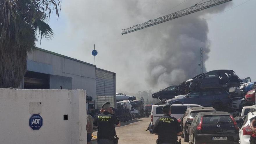 El pavoroso incendio y el denso y tóxico humo del incendio en el desguace de El Verger (vídeo)