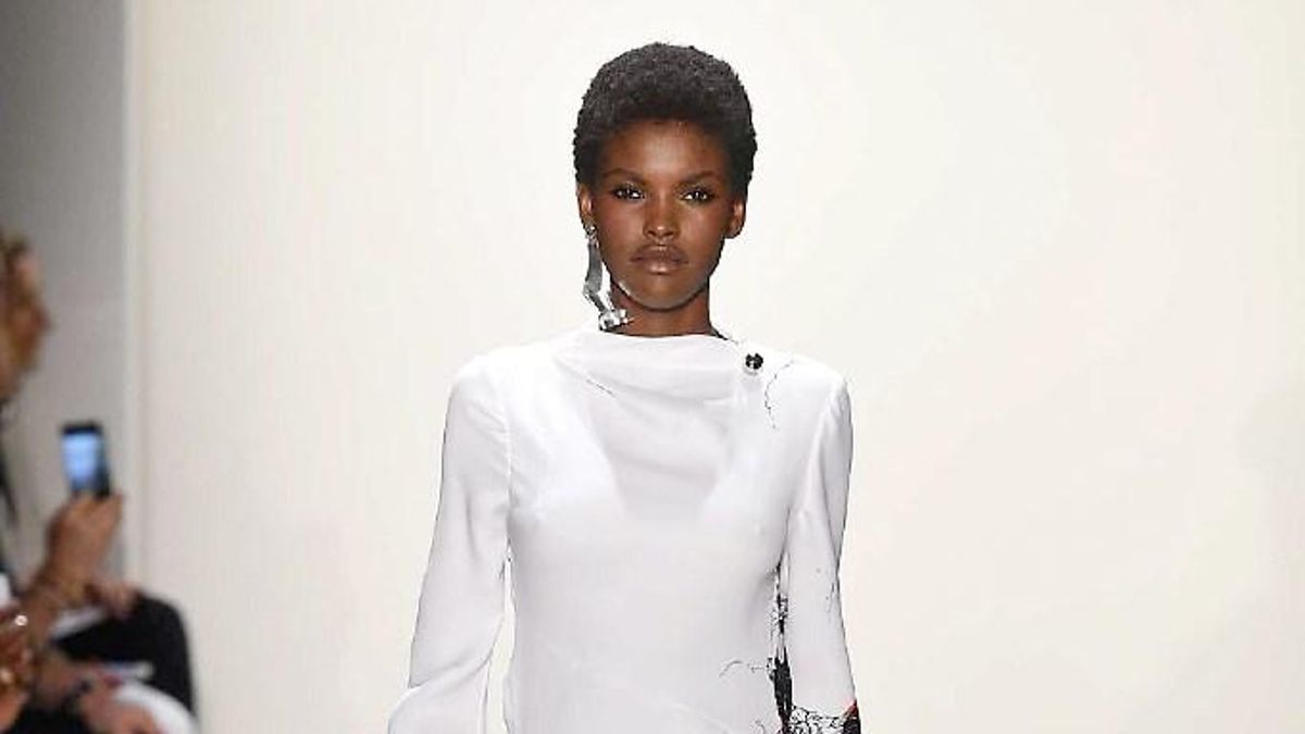 Victoria's Secret Fashion Show: Amilna Estevao - Woman