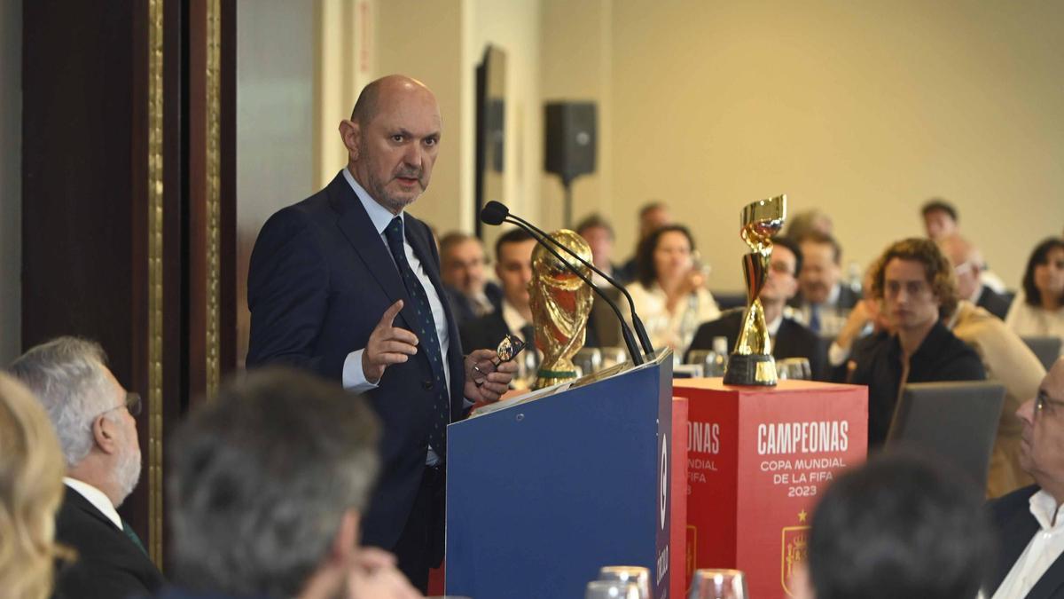 Rafael Louzán durante su intervención en el Círculo de Empresarios de Vigo el 17 de octubre