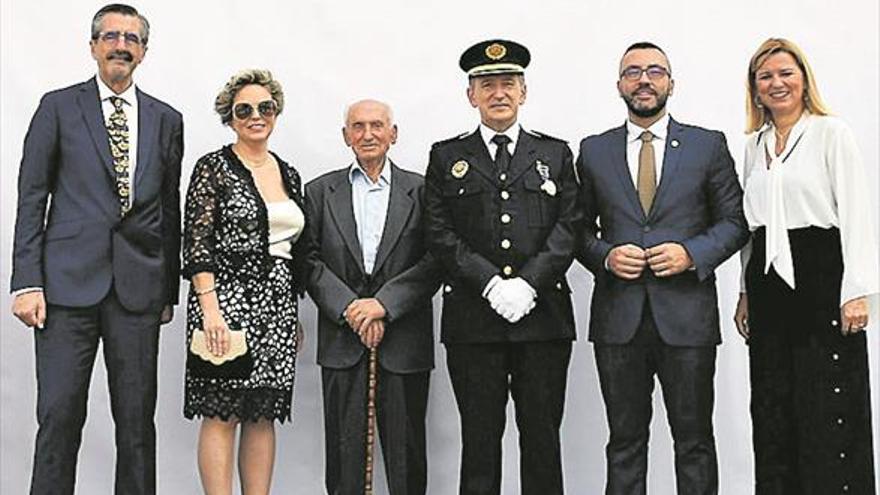La Generalitat reconoce al comisario Nieto con su condecoración de oro