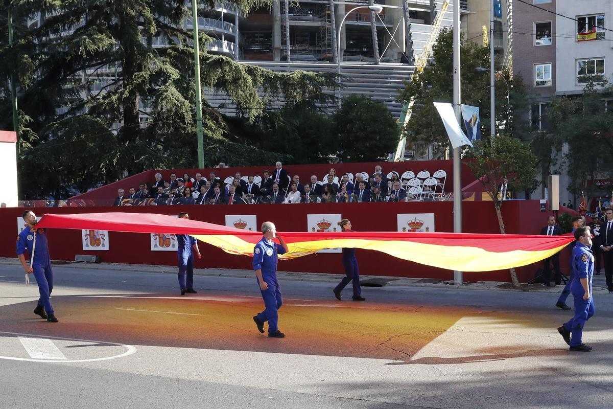 MADRID, 12/10/2022.- Varios soldados portan la bandera de España al inicio del desfile del Día de la Fiesta Nacional, este miércoles, en Madrid. EFE/Zipi Aragón