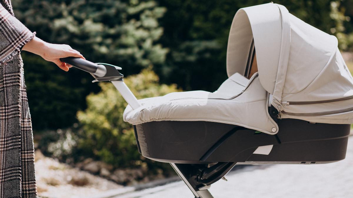 Si tu bebé no se duerme si no mueves el carrito, este gadget es para ti