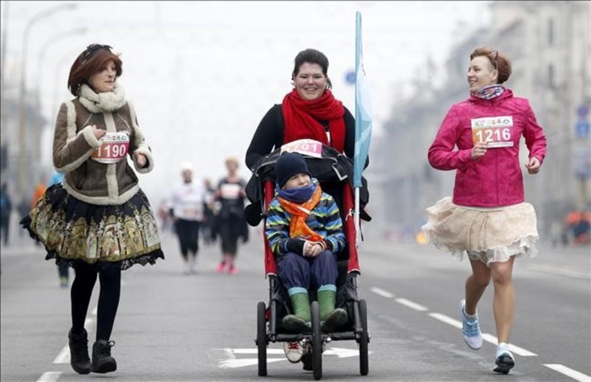 Mujeres participan en la carrera de la belleza en Minsk, Bielorrusia.