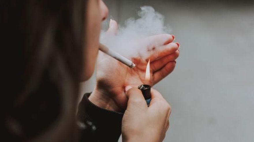 Las personas que han fumado durante mucho tiempo tienen una probabilidad mayor de desarrollar y morir de cáncer colorrectal que las personas que no fuman.