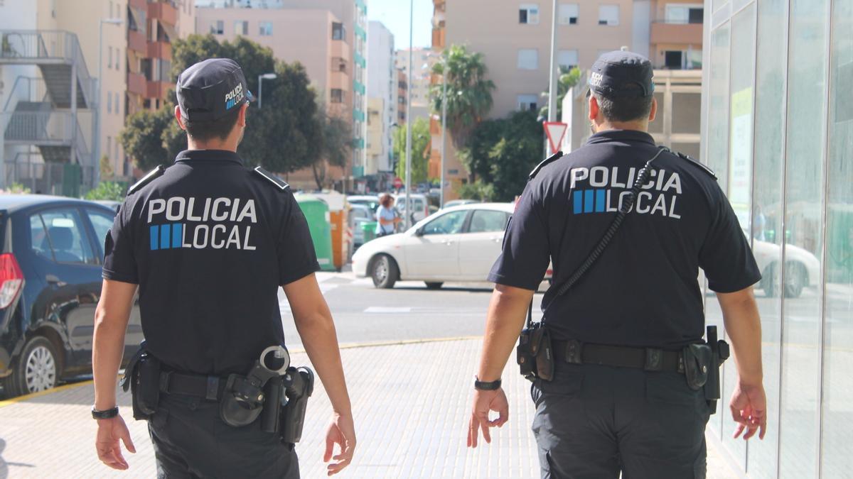 Archivo - Dos agentes de la Policía Local de Ibiza.