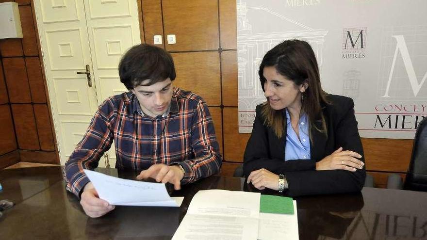 Juan Ponte y Arabela García, ayer, en el Ayuntamiento de Mieres.