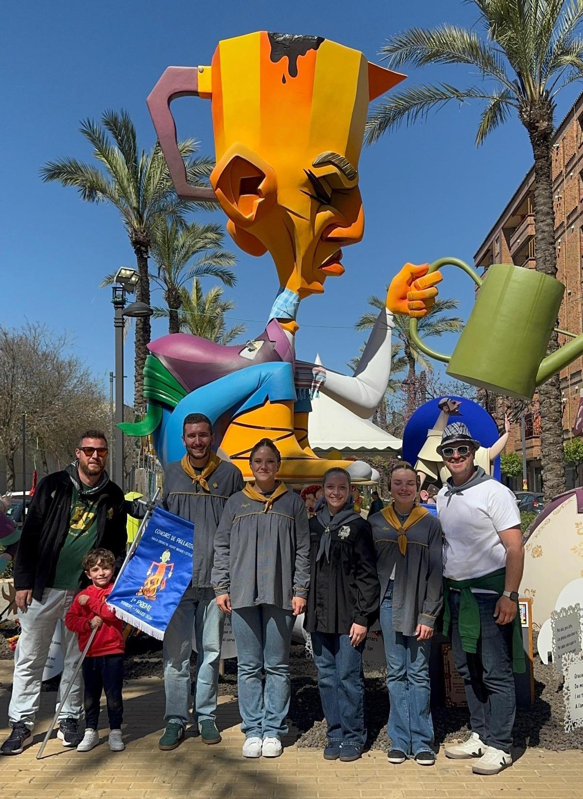Los representantes de Carrer Benemérita recogen el primer premio.
