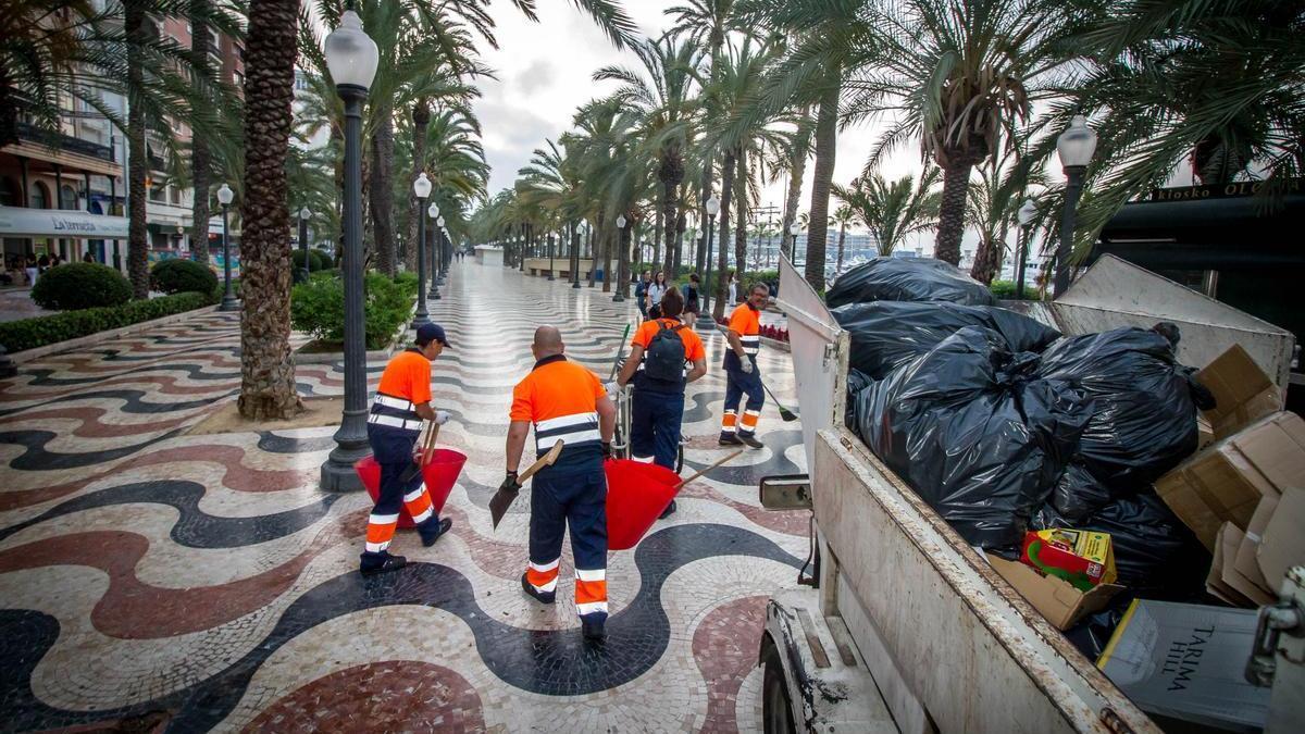 Operarios del servicio de la limpieza de Alicante, durante una jornada por la Explanada