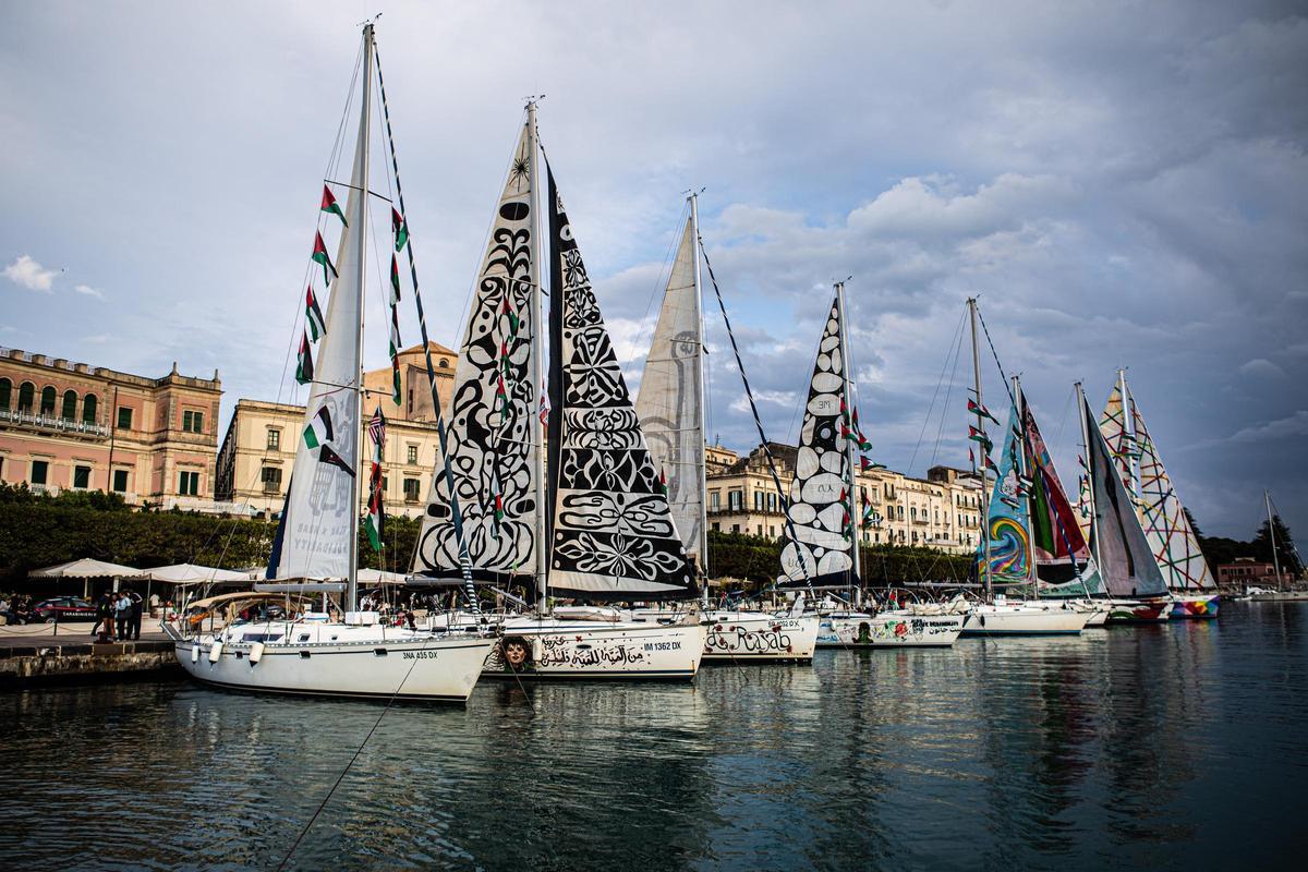 Varios barcos de la Global Sumud Flotilla esperan en el Puerto de Siracusa para retomar su viaje a Gaza.