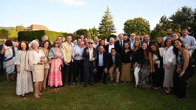 Los galardonados en este 2026 con los organizadores y autoridades, anoche en el arranque de la xuntanza.