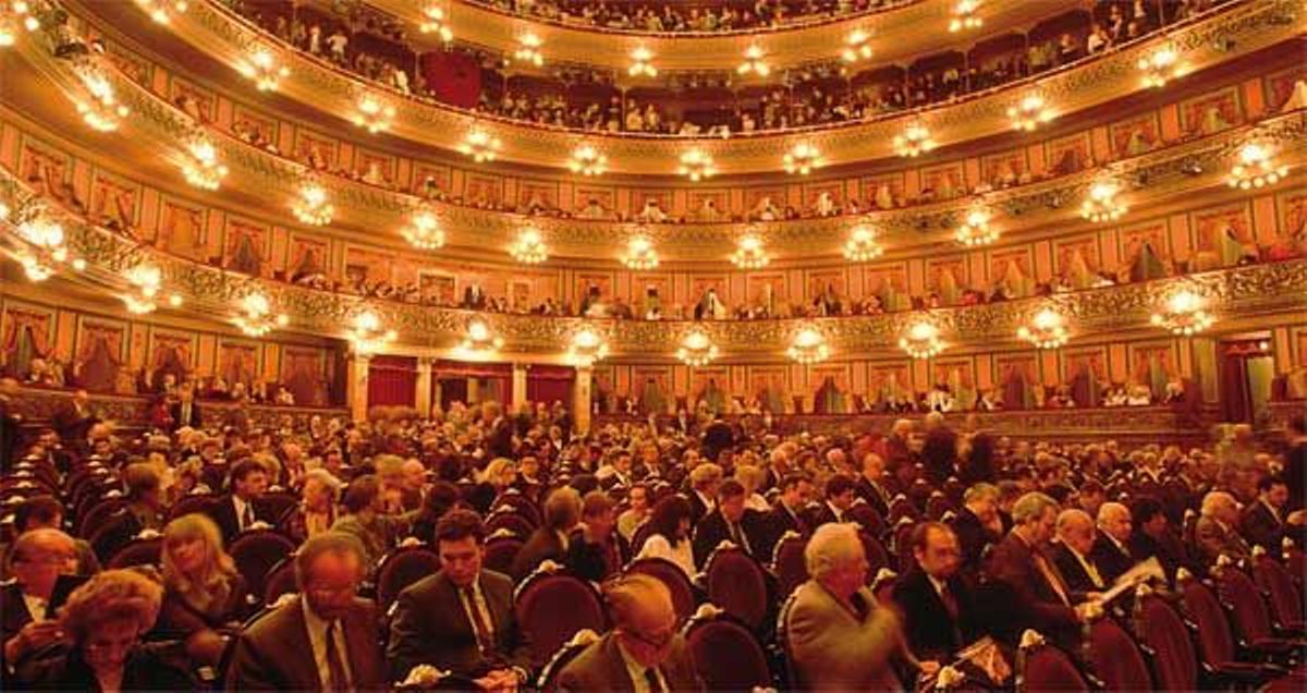 El Teatro Colón, el recinto lírico de mayor importancia de América Latina, fue inaugurado a princ