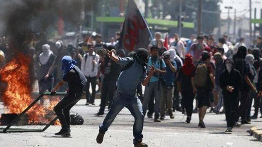 Una marcha de estudiantes en Chile acaba con al menos 50 detenidos y 14 policías heridos