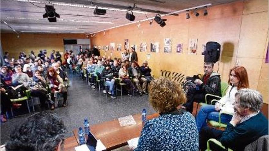 Monedero (a la dreta), amb la resta de ponents, en un centre cívic ple.