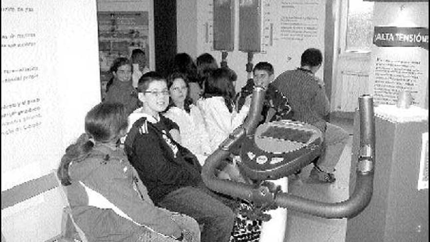 Los niños del Colegio Villalegre de Avilés, ayer, en su visita al Centro de Formación del Consumidor de Lugones.