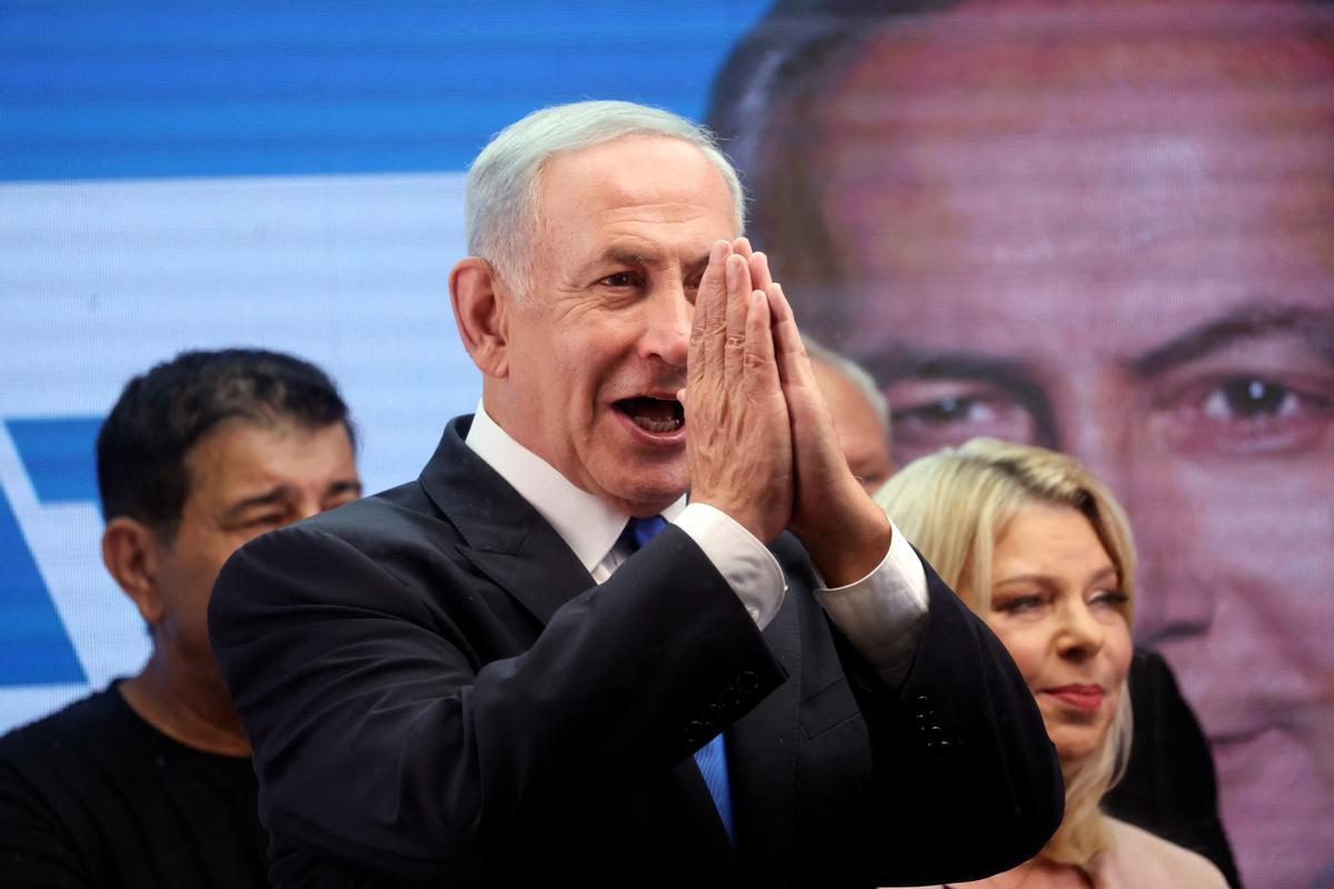 El ex primer ministro israelí Binyamín Netanyahu saluda a sus seguidores durante un mitin en Or Yehuda, este domingo.