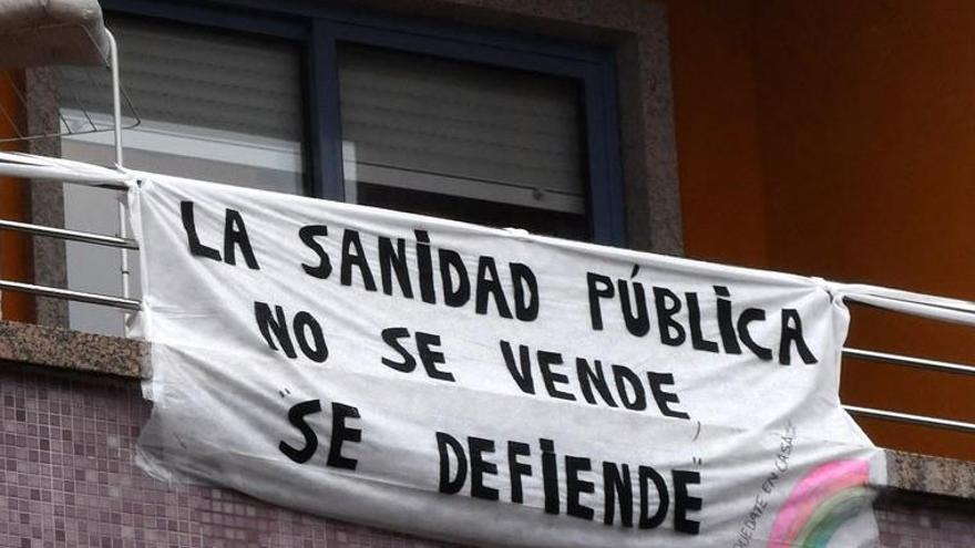 Pancarta en defensa de la sanidad pública en un edificio en San Salvador de Poio. // Gustavo Santos