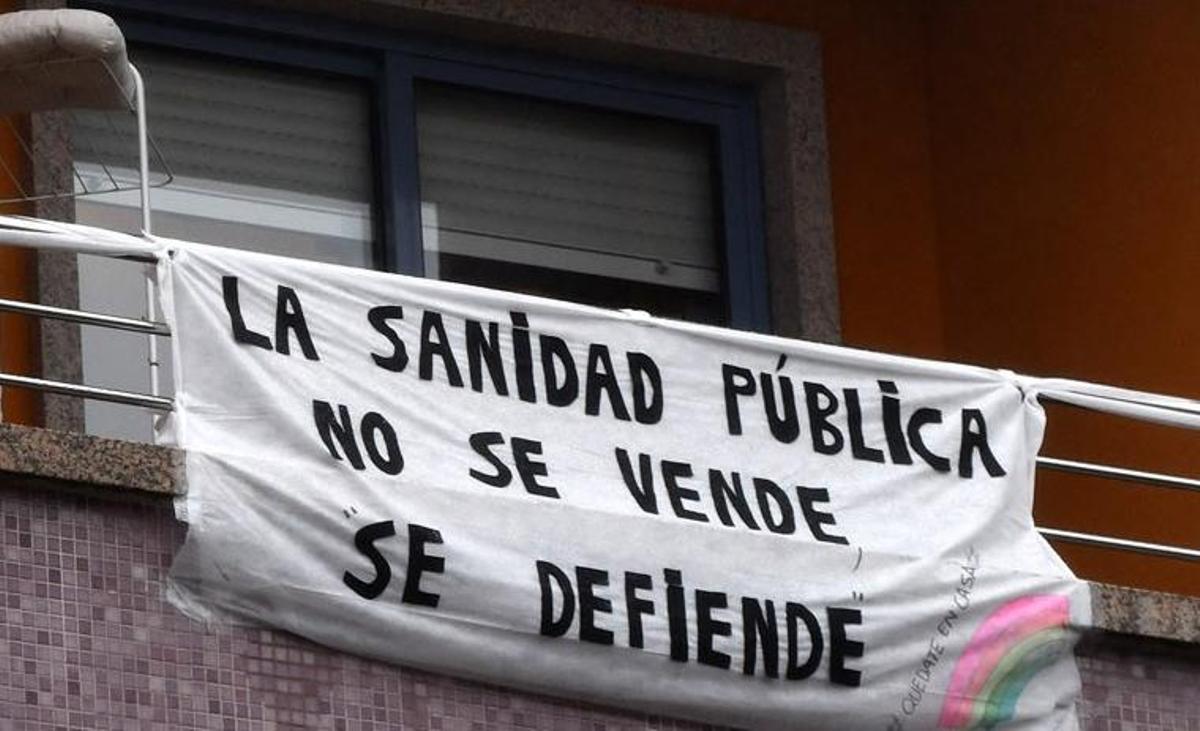 Pancarta en defensa de la sanidad pública en un edificio en San Salvador de Poio. // Gustavo Santos