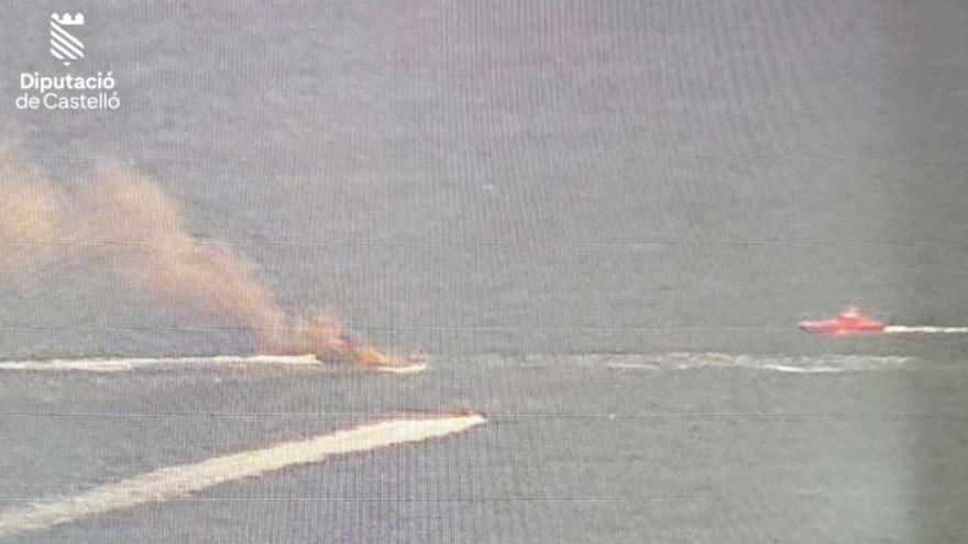 Vídeo: incendio de una embarcación en el mar frente costa Orpesa